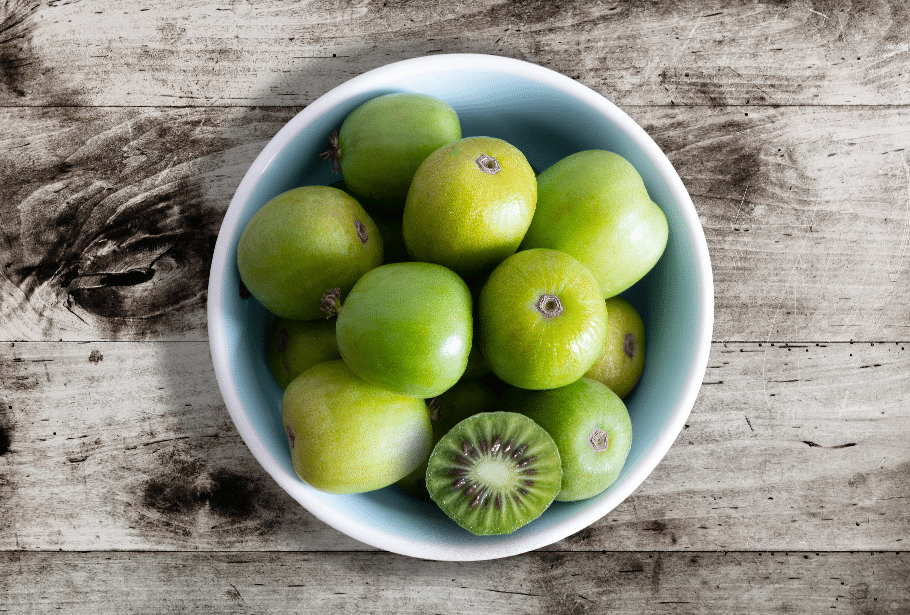 kiwi bessen in een schaal